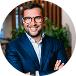 Francesco-Tutino Kelly Manley souriant à l'appareil photo